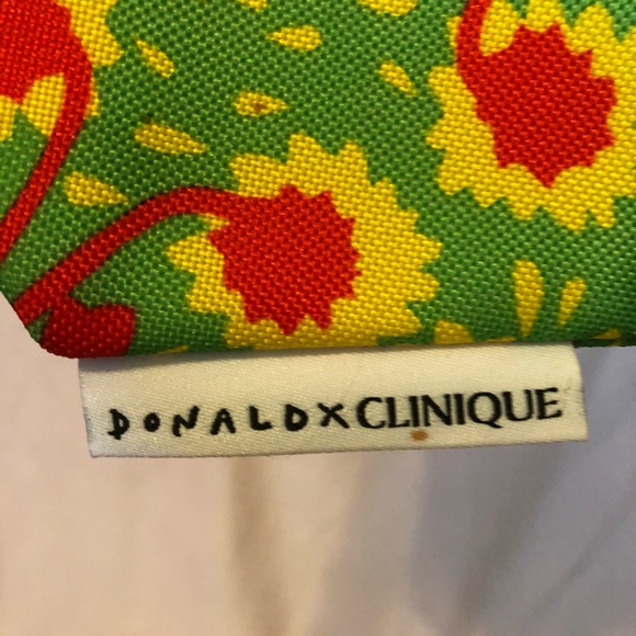 Donald x Clinique Makeup Bag with Free Sample - Picture 3 of 6
